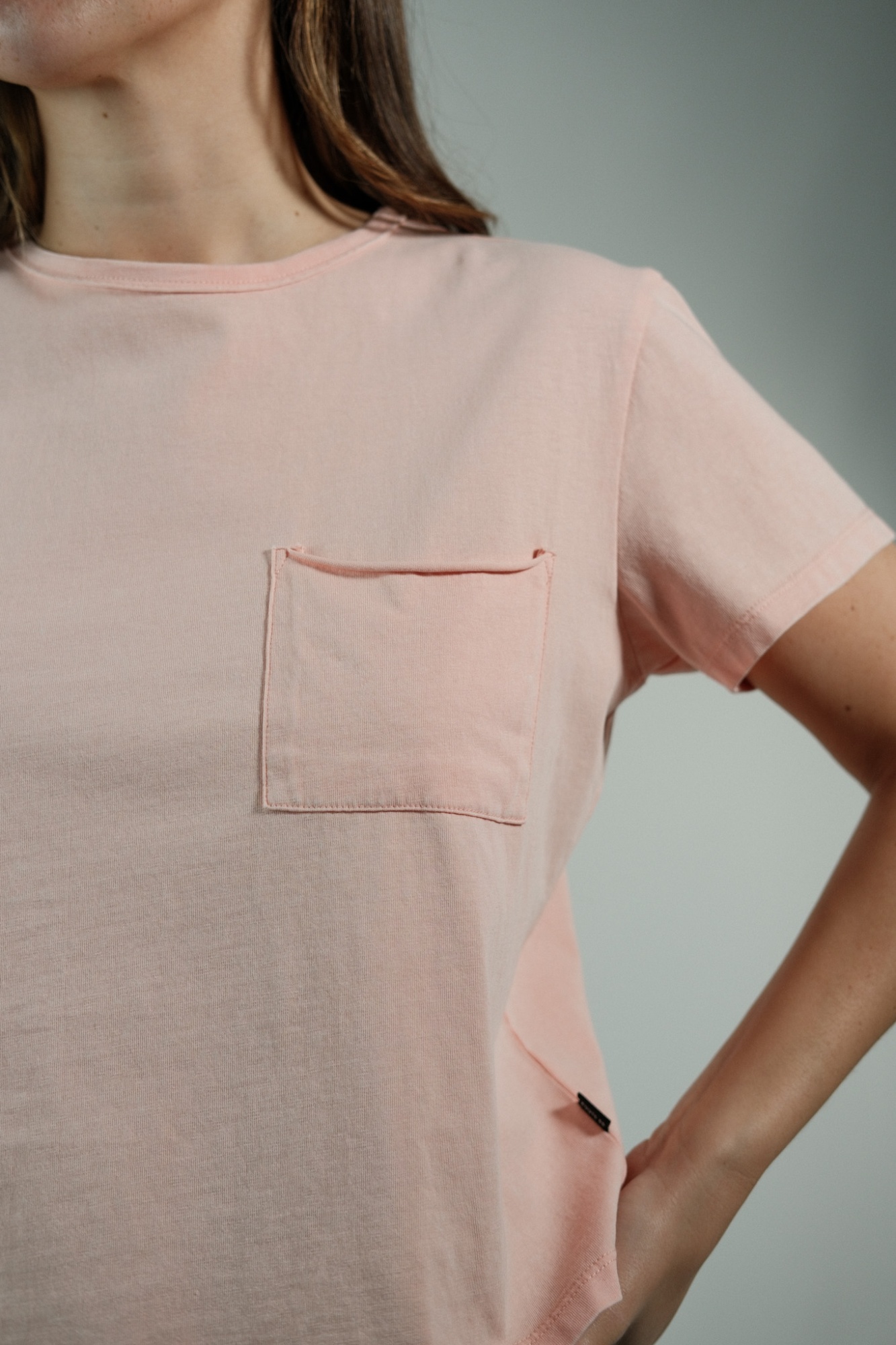 Remera con bolsillo Caro 